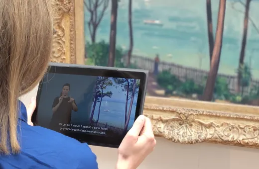 Personne avec un visioguide en LSF