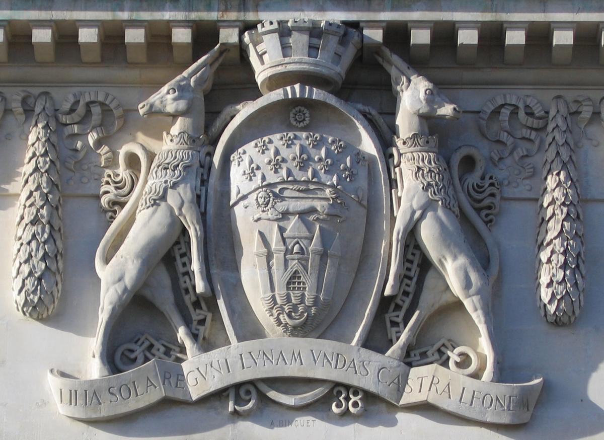 Armes de la Ville sur la façade de la Galerie des Beaux-Arts © Musée des Beaux-Arts-mairie de Bordeaux. Cliché F.Deval