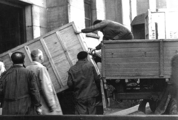 Le transport des oeuvres pour l'exposition Trésors d'art polonais, 1961 © Documentation Musée des Beaux-Arts - Mairie de Bordeaux. Anonyme Image du transport des oeuvres