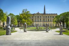 Monumentales de Denis Monfleur. Vue du jardin de l'Hôtel de Ville et du musée, photo F. Deval
