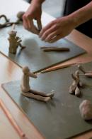 Atelier Apprenti sculpteur, Petit peuple d'argile, © E. Leroy-Cresto